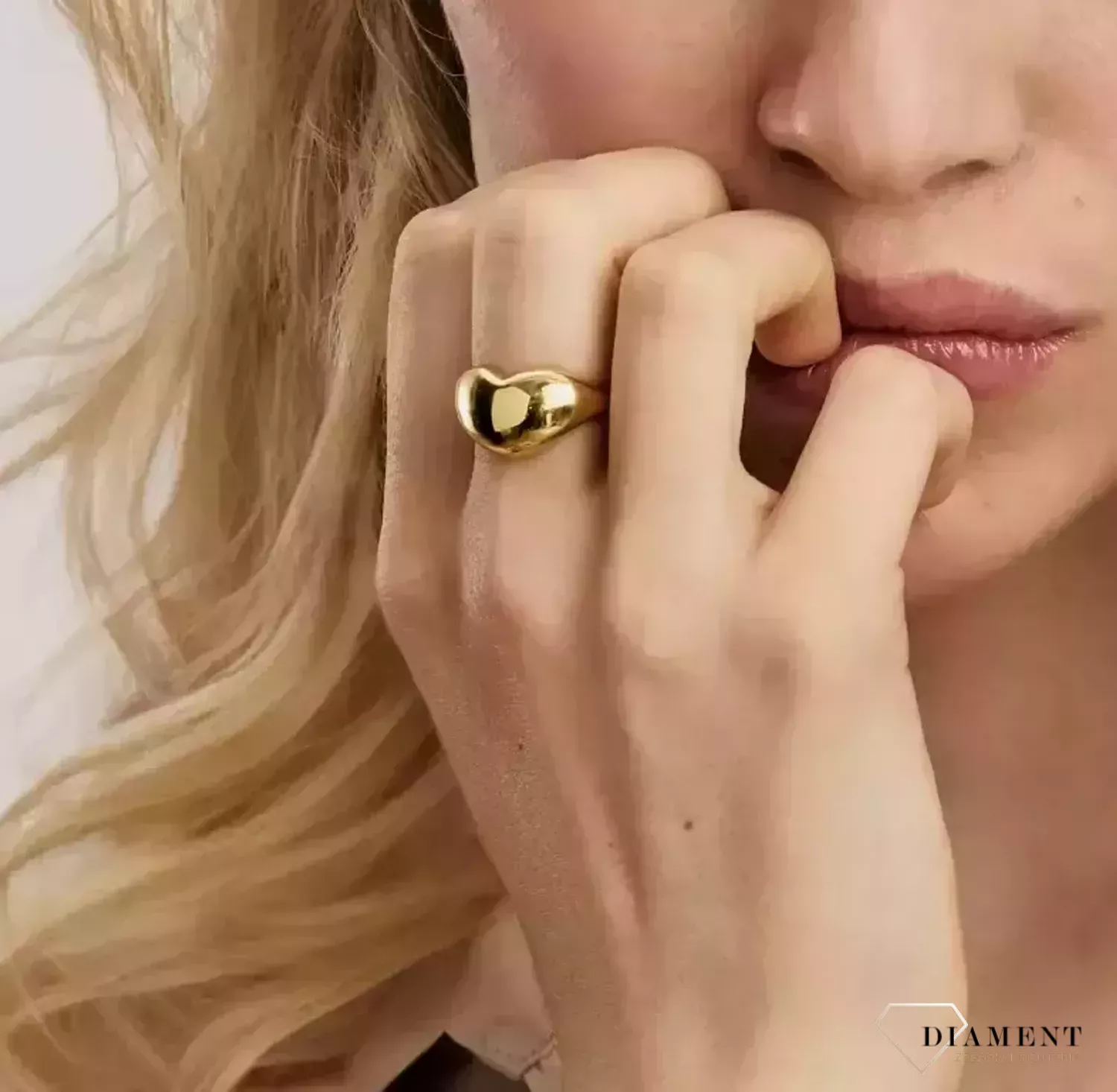 Pierścionek damski srebrny pozłacany w kształcie serca Armonica Nomination 241301 006.png